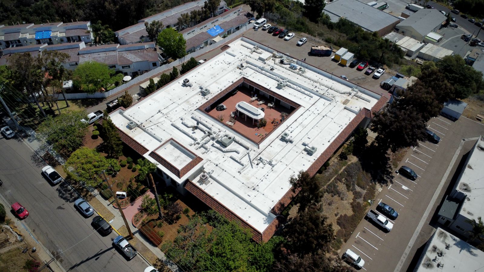 Vista aérea de techo industrial con membrana TPO en Tijuana